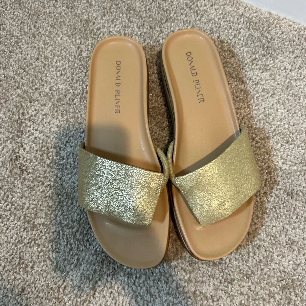 Donald Pliner Fifi Women‎ Gold Metallic Textured Wedge Thong Sandals Size 9.5